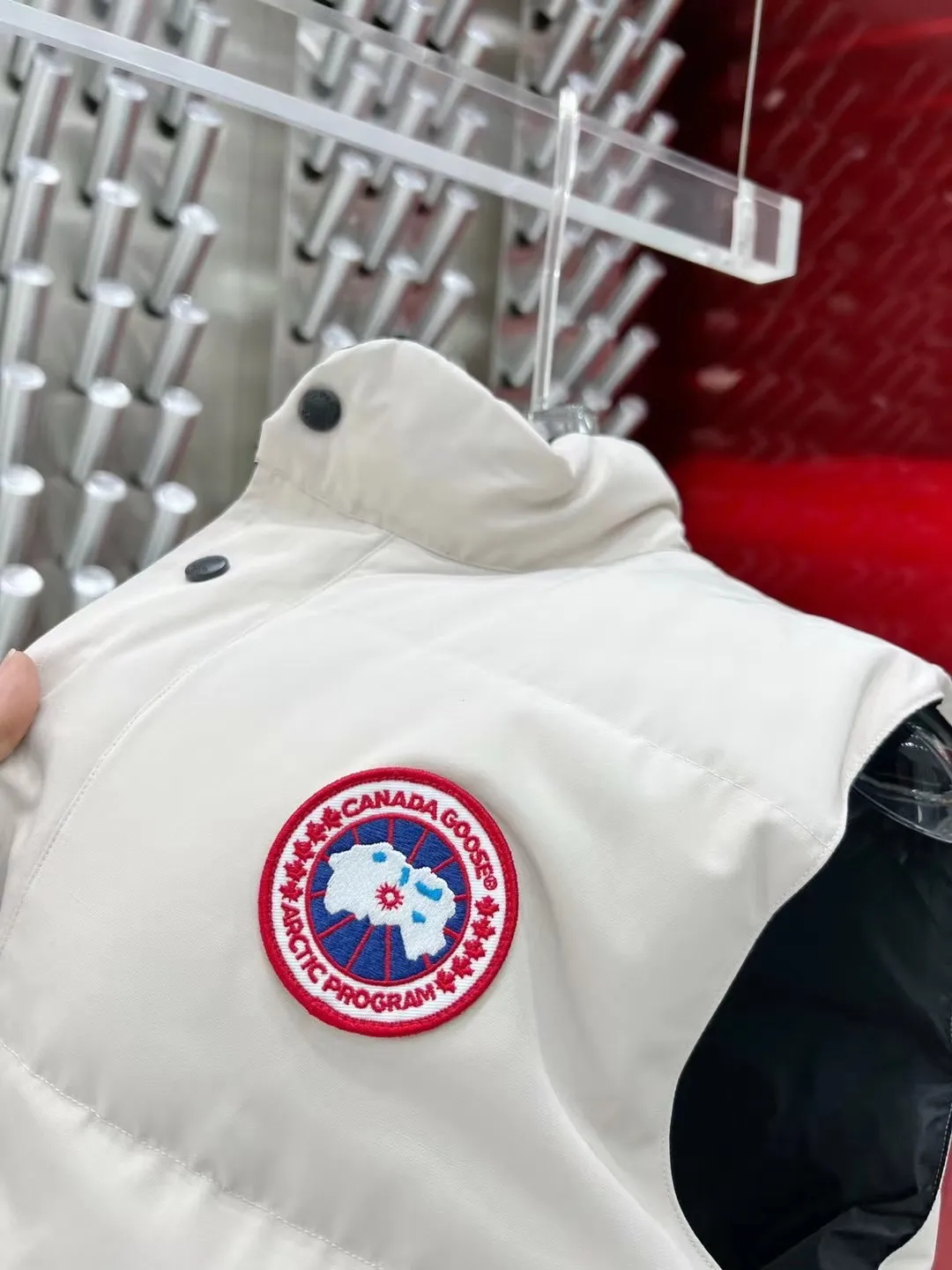 P380 Canadian brand Canada Goosex down jacket has always been recognized as the warmest down jacket. Various Instagram celebrities, Internet celebrities, and celebrities often wear it for street photos. I do Canada Goose every year, but I still can’t get rid of my love for the geese. No matter how cold the weather is, there is no need to be afraid, because there are geese! Filled with 90% white duck down, Canada Goose is the legendary warmest down jacket and is known as a must-have for Arctic outdoor sports! The most popular down jacket in the world, celebrities are rushing to buy it, it is a must-have! Same size for men and women: XS to XXL in stock😍